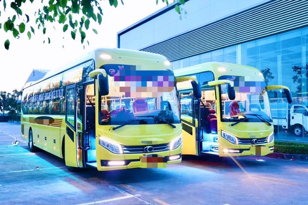Xe buýt điện hiện đại tại trạm sạc, minh họa kế hoạch chuyển đổi ô tô xe buýt ô tô sang năng lượng xanh tại Nghệ An