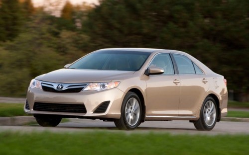 Toyota Camry sedan - mẫu xe ô tô cũ đẹp sang trọng