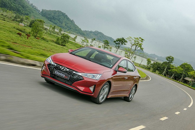 Hyundai Elantra trắng, thiết kế xe ô tô thời trang quyến rũ