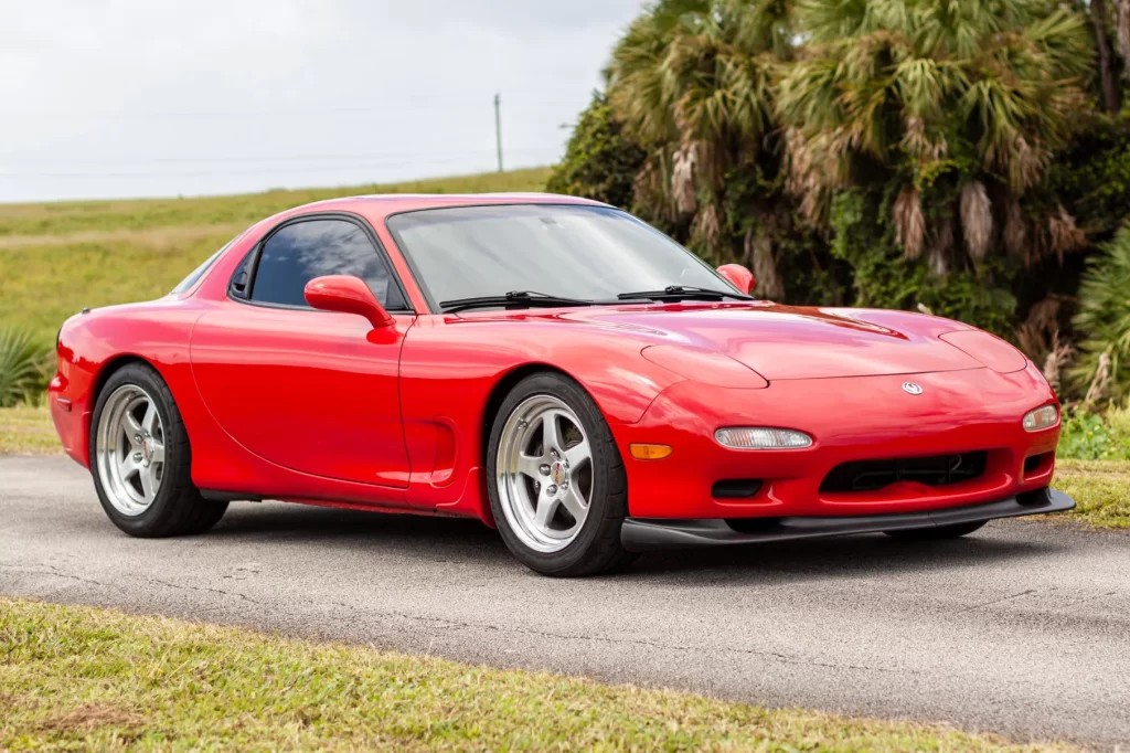 Xe ô tô Mazda cổ RX-7 màu đỏ