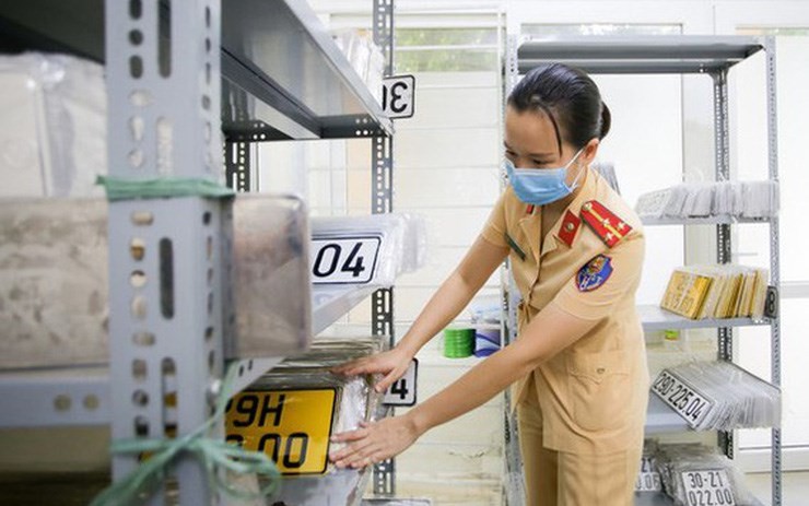 Hình ảnh xe ô tô với biển số đẹp 555.55 minh họa cho việc đấu giá