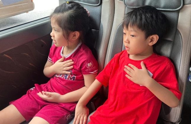 Trẻ báo hiệu từ kính trước xe ô tô khi kẹt