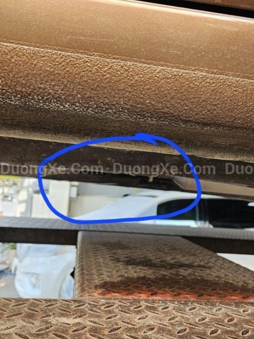 Kiểm tra gầm xe ô tô khi bị sập gầm