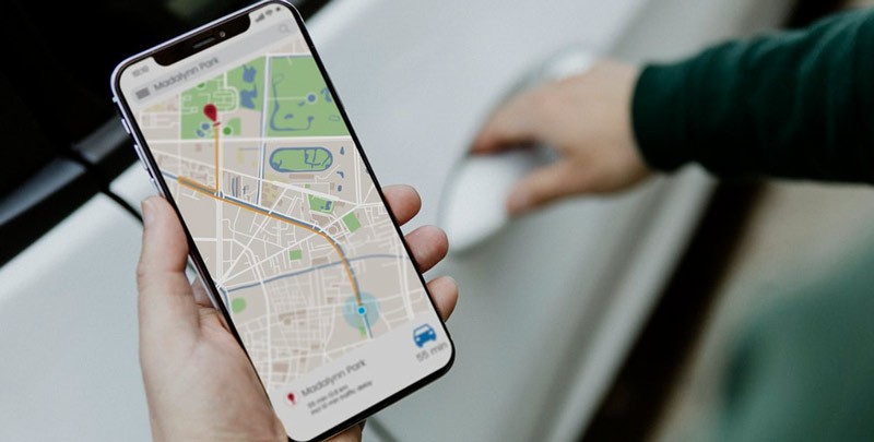 Giao diện Google Maps hiển thị các bãi đỗ xe ô tô gần vị trí hiện tại