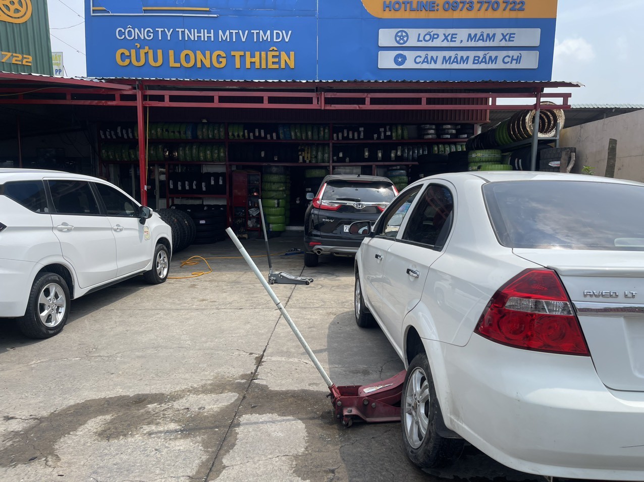 Mô tả: Hình ảnh người đang kiểm tra áp suất hơi của lốp xe ô tô