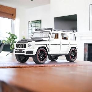 Chi tiết góc nhìn mô hình xe ô tô Mercedes-Benz G800 Brabus trắng