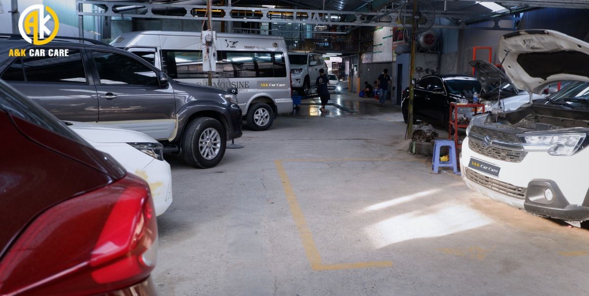 Đội ngũ kỹ thuật viên bảo dưỡng xe ô tô