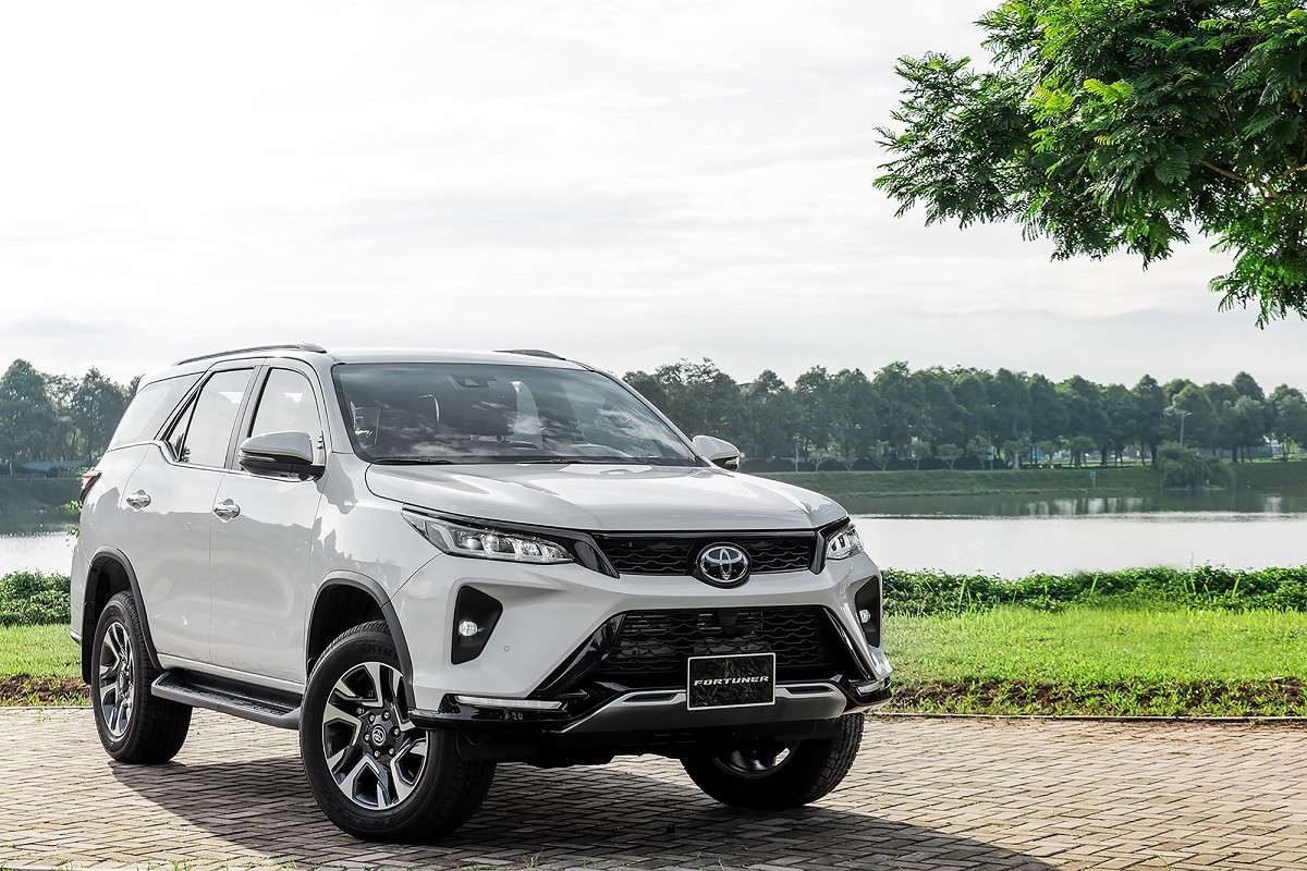 Hình ảnh tổng quan xe ô tô Fortuner 2022 từ phía trước