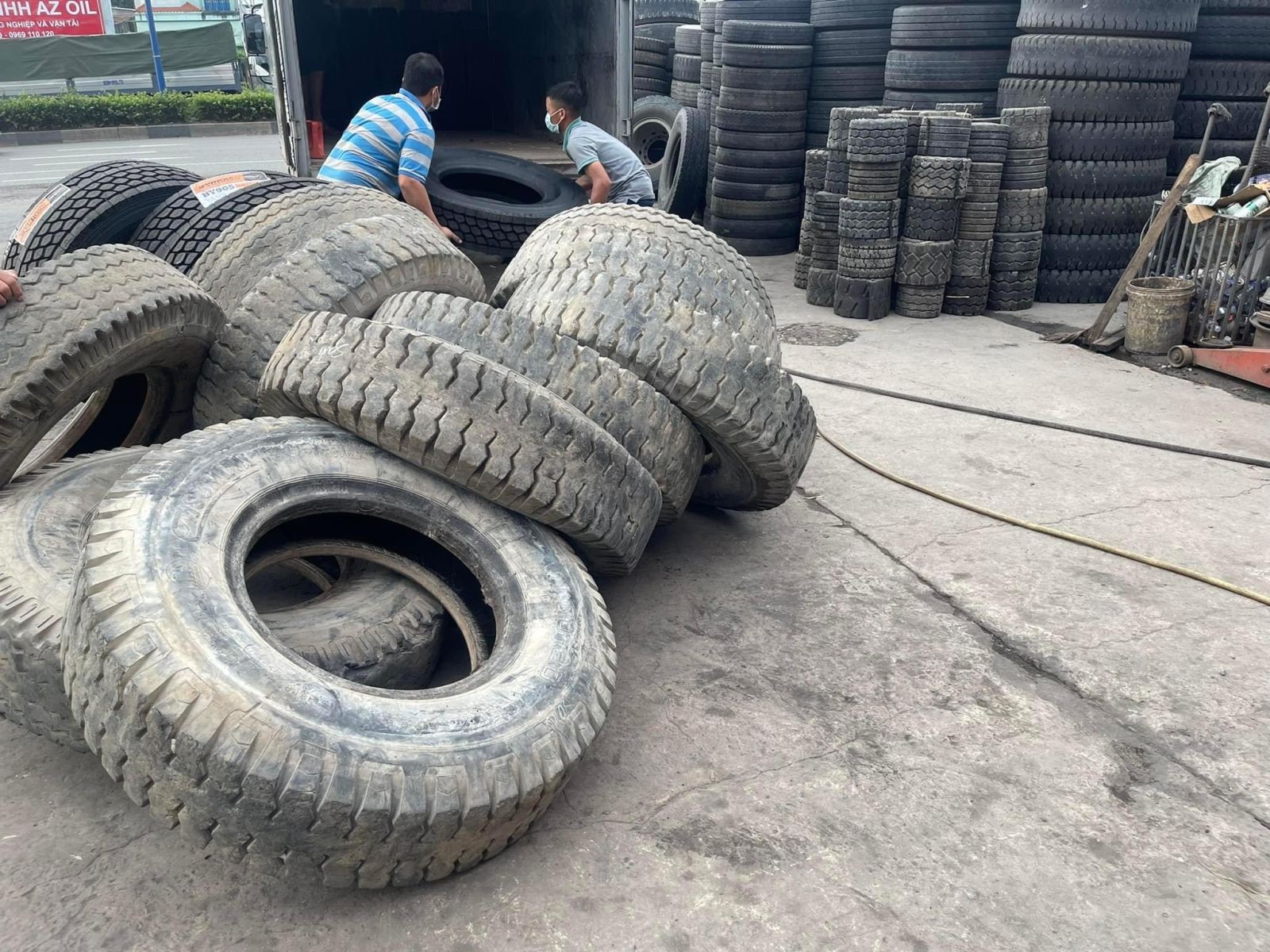 Kho chứa lốp xe ô tô tải cũ với nhiều kích cỡ khác nhau