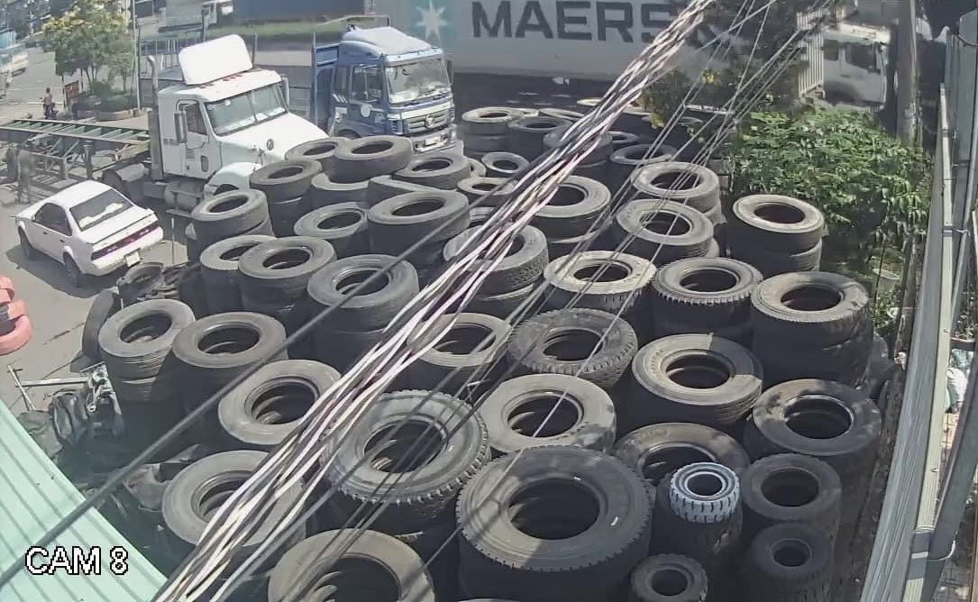 Nhân viên kiểm tra kỹ lưỡng tình trạng lốp xe ô tô tải cũ trước khi bán