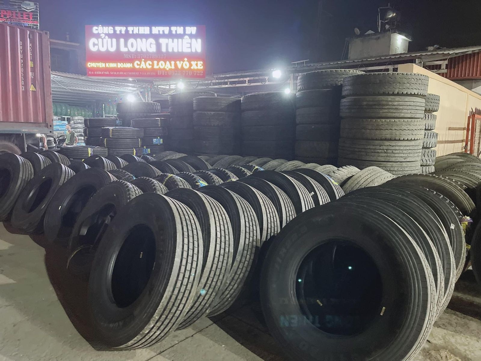 Một chiếc lốp xe ô tô tải cũ đang được chuẩn bị để giao