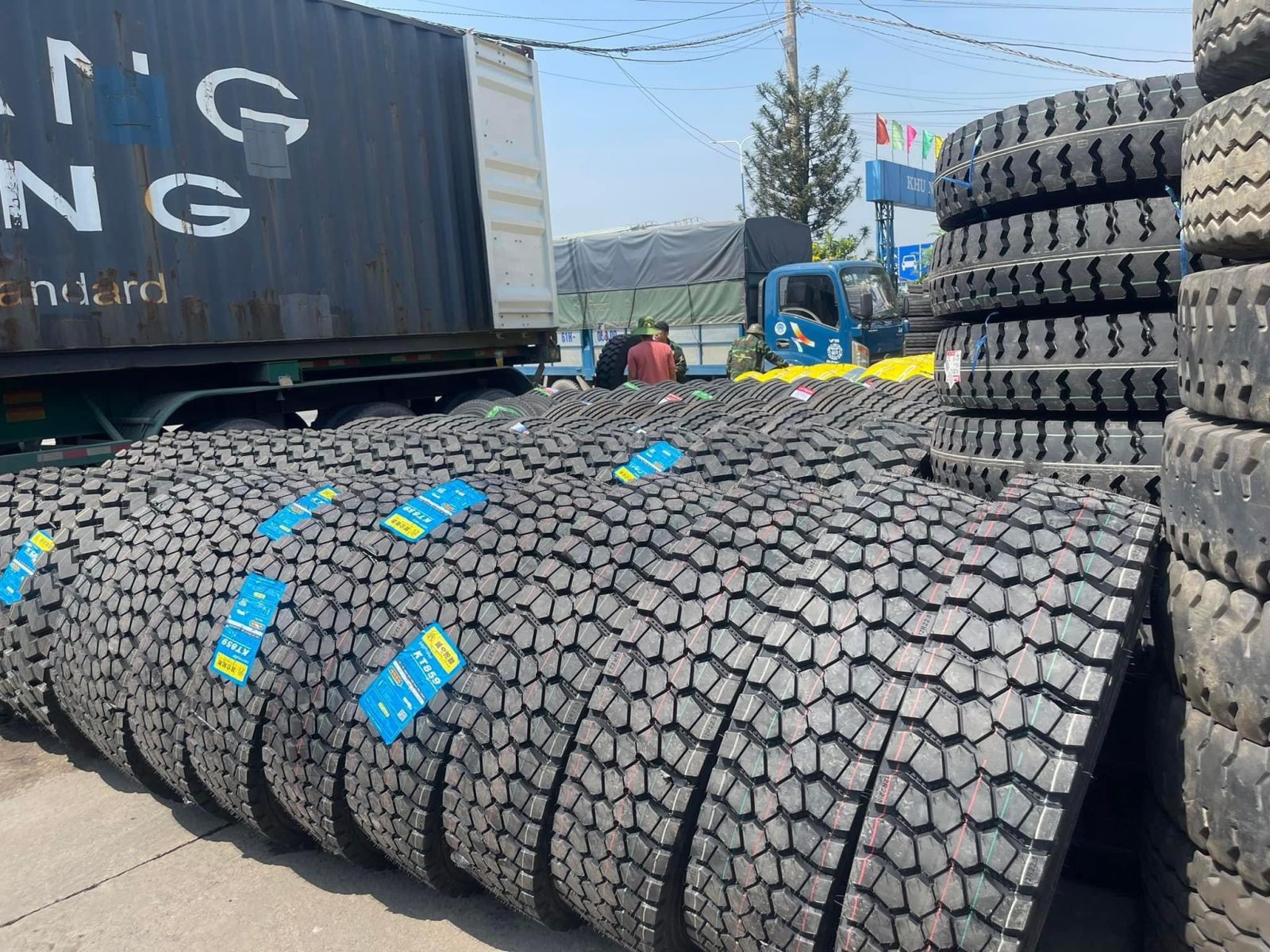 Mô tả: Lốp xe ô tô chịu tải đang được kiểm tra áp suất
