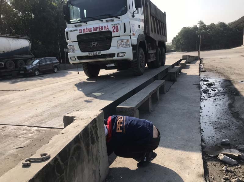 Cân ô tô 100 tấn - minh họa lỗi của xe ô tô tại trạm cân