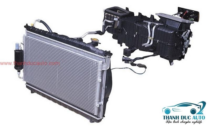 Sơ đồ chi tiết hệ thống điều hòa không khí trên ô tô với các bộ phận chính như máy nén, giàn nóng, van tiết lưu và giàn lạnh.