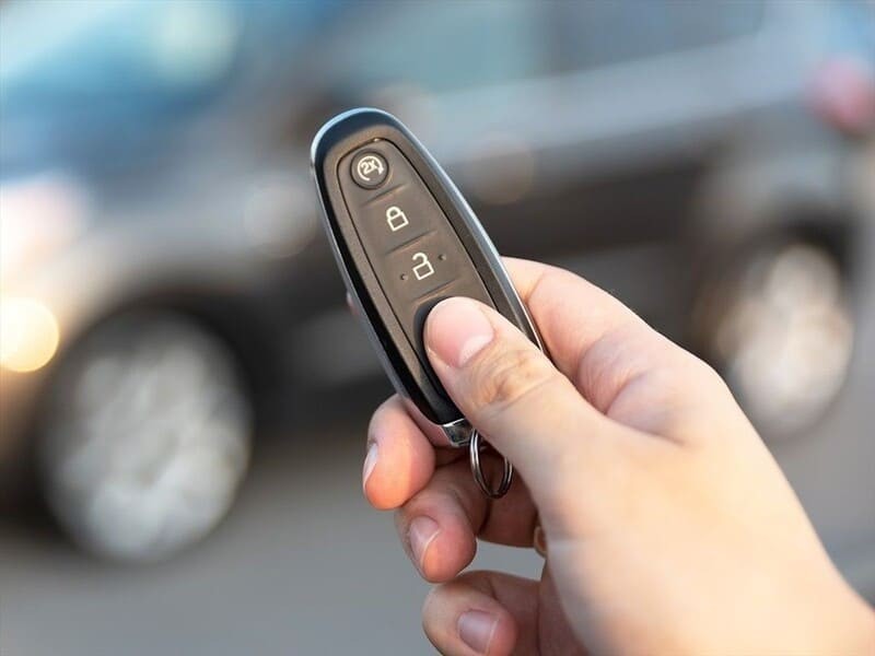Hình ảnh chìa khóa Smartkey hiển thị nút mở cốp xe ô tô