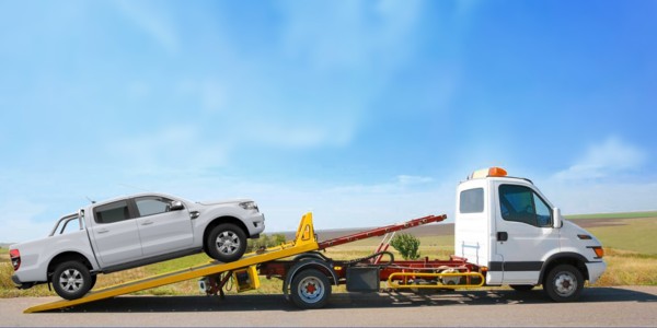 Xe cứu hộ đang hỗ trợ xe ô tô gặp sự cố tại Sài Gòn