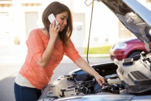 dịch vụ sửa xe ô tô tại nhà với kỹ thuật viên đang kiểm tra xe