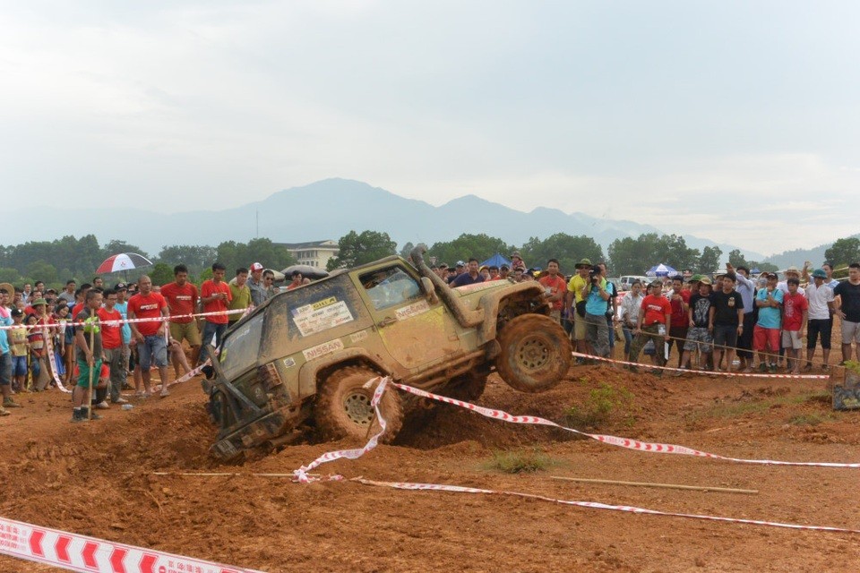 Hình ảnh xe ô tô đua địa hình Jeep luồn lách qua rãnh hẹp