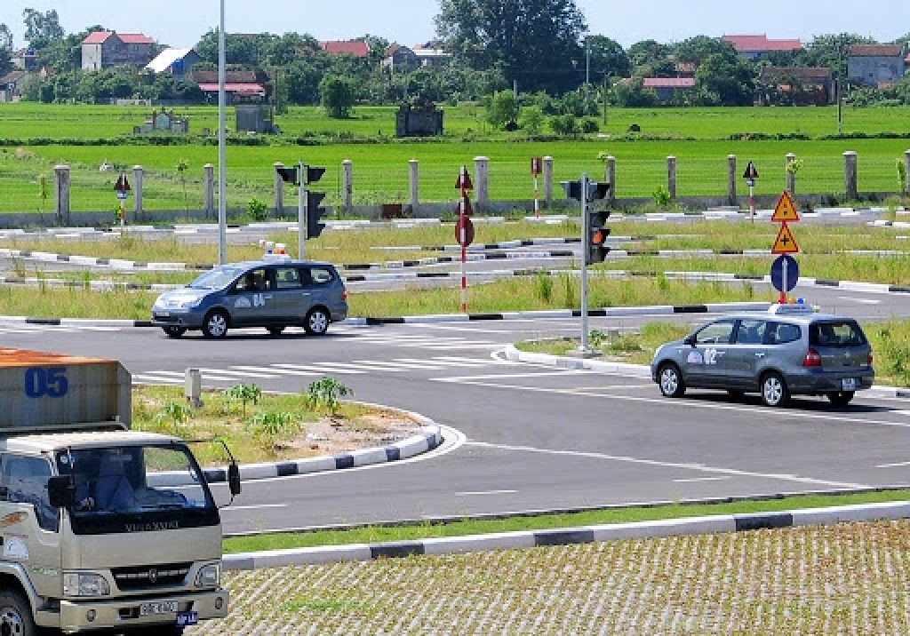 Học viên thực hành lái xe ô tô tại Hội An