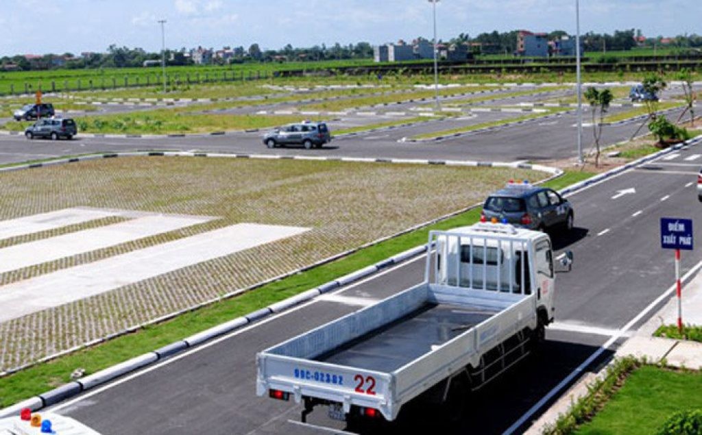 Nên đến trực tiếp trung tâm uy tín để học lái xe