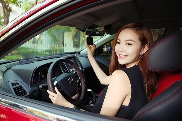 Thực hành lái xe ô tô tại sân tập ở quận Hai Bà Trưng