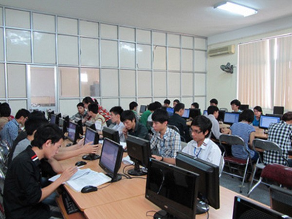 Học lý thuyết lái xe ô tô tại Thanh Trì trong lớp học