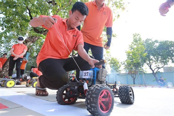 Thử nghiệm và khắc phục sự cố trên chiếc xe đua siêu nhỏ tự chế