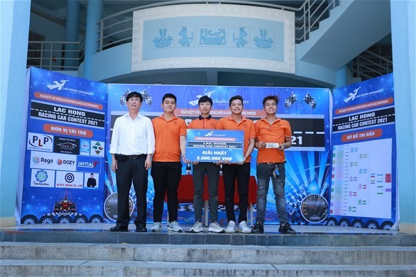 Trao giải cho đội Nhất cuộc thi Lạc Hồng Racing Car 2021