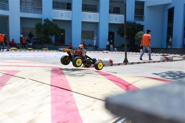 ô tô tự chế siêu xe mô hình sinh viên Lạc Hồng đang thi đấu