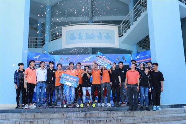 Sinh viên ngành Công nghệ Ô tô LHU với chiếc xe đua mô hình đã hoàn thành