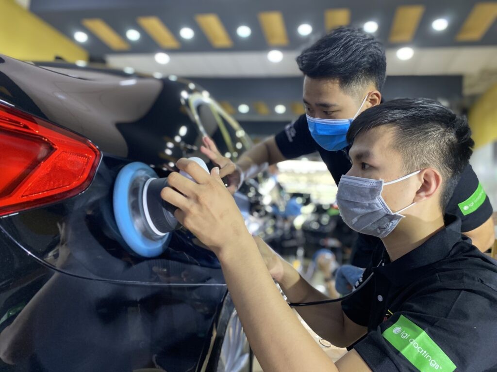 Mô tả kỹ thuật viên đánh bóng xe ô tô màu đen chuyên nghiệp
