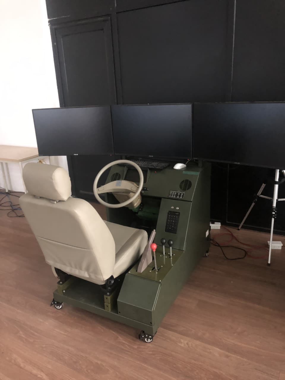 Mô hình tập lái xe ô tô cabin điện tử