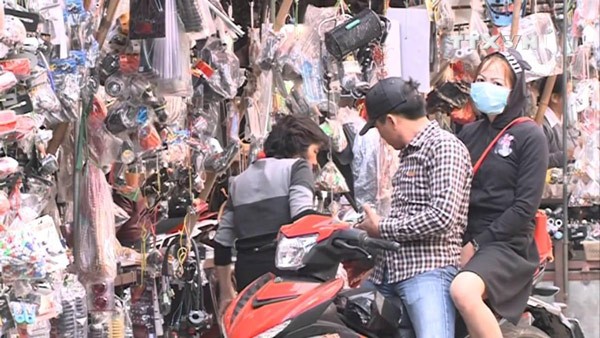 Phụ tùng xe ô tô và xe máy tại chợ trời
