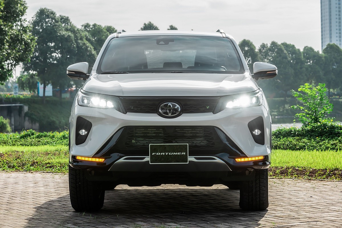 Hình ảnh góc đuôi xe Fortuner 2022 với đèn hậu LED mới