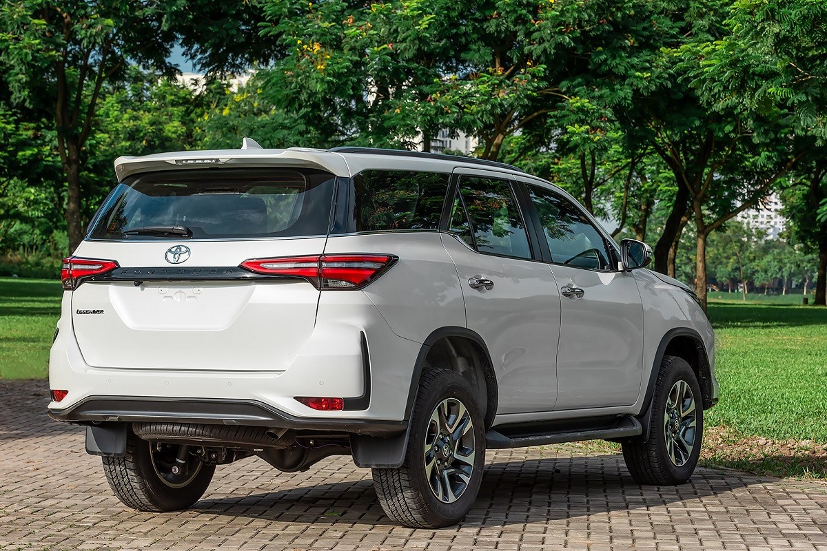 Hình ảnh chi tiết lưới tản nhiệt và đèn pha của Fortuner 2022