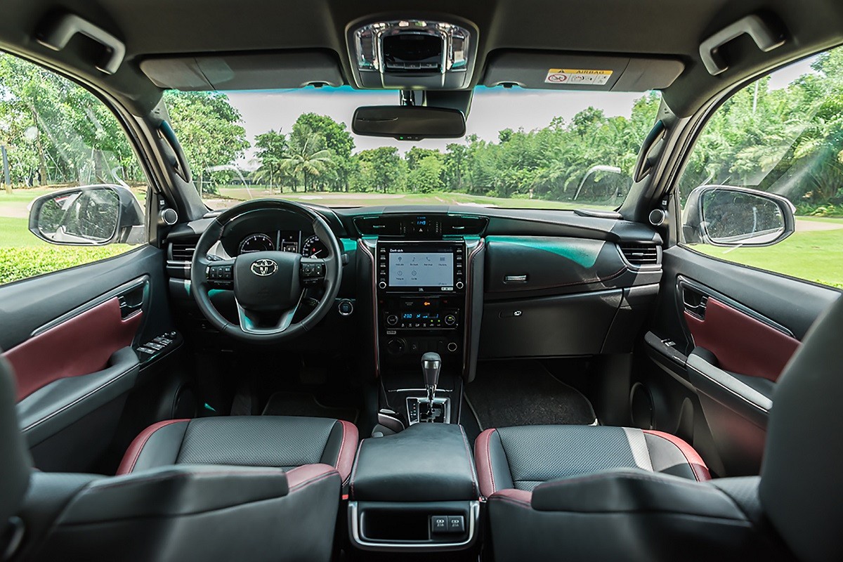 Hình ảnh khoang nội thất rộng rãi của Toyota Fortuner 2022
