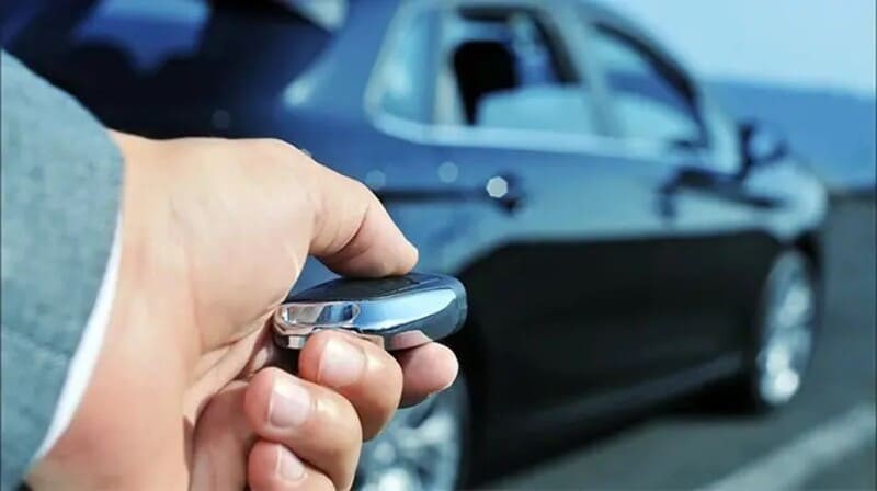 Chìa khóa Smartkey với biểu tượng mở cốp ô tô