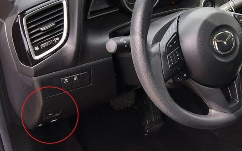 Nút mở cốp xe ô tô trên cụm điều khiển taplo