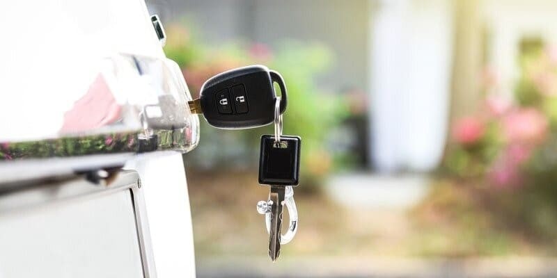 Sử dụng dụng cụ chuyên dụng mở cốp xe ô tô khi mất chìa khóa