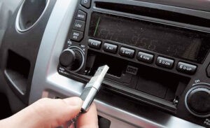 Tải nhạc cho xe ô tô qua USB đơn giản