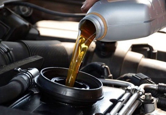Thay dầu nhớt định kỳ cho động cơ xe ô tô cũ