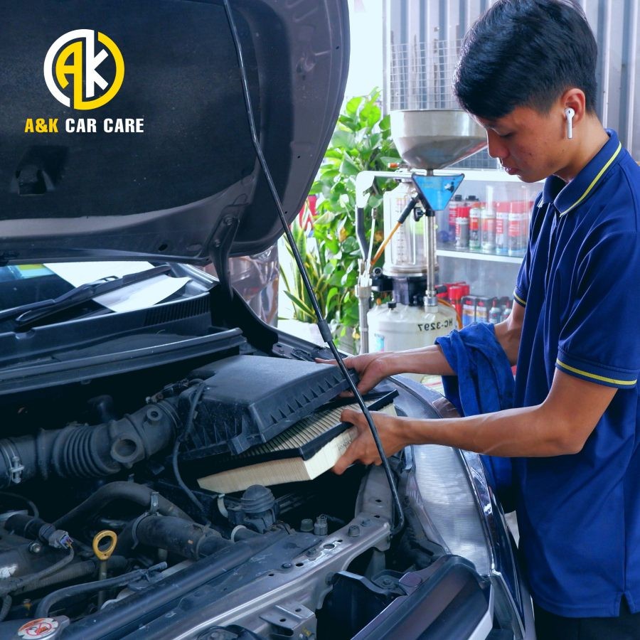Vệ sinh hoặc thay thế lọc gió động cơ xe ô tô