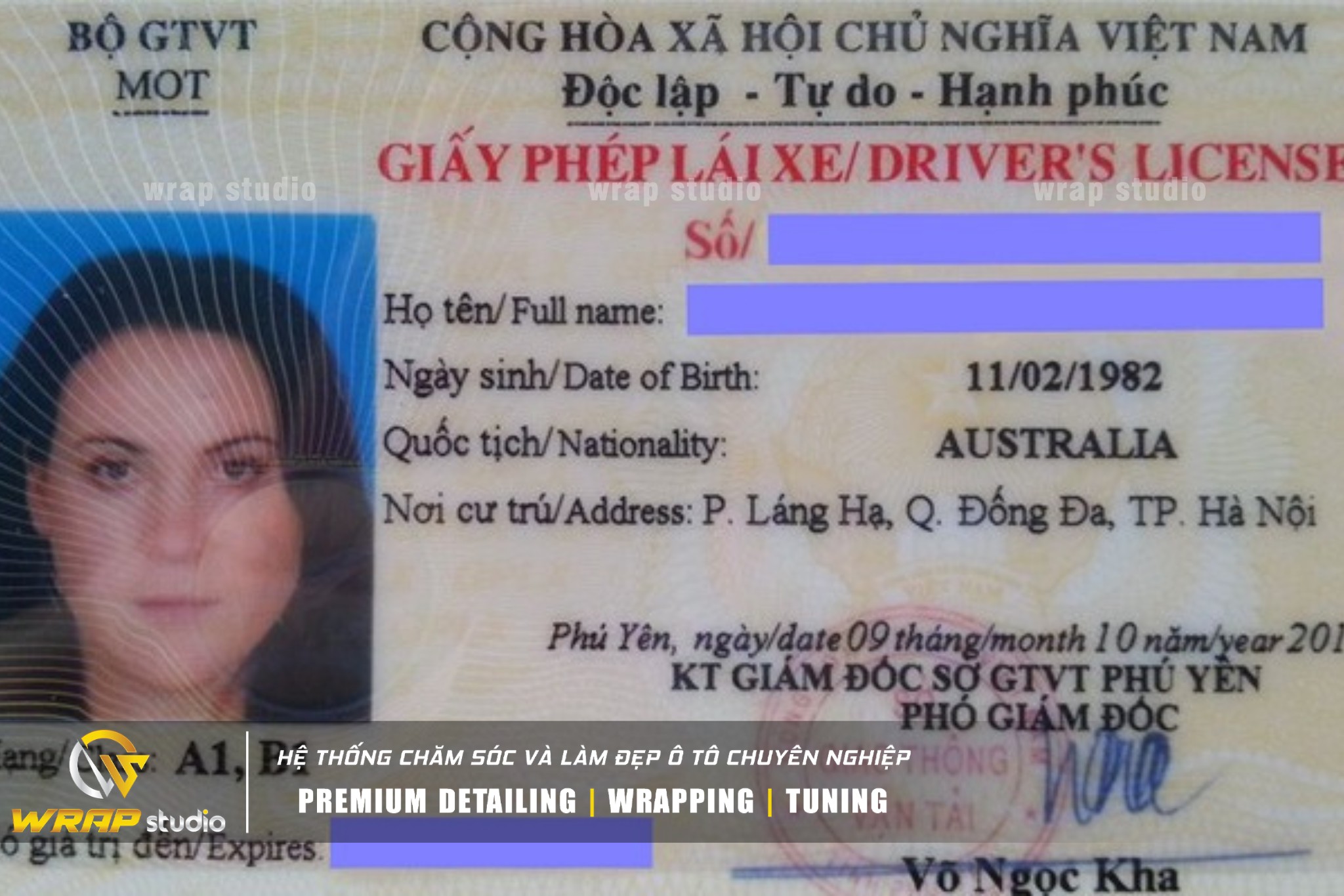 Cán bộ kiểm tra giấy phép lái xe của người nước ngoài tại Việt Nam