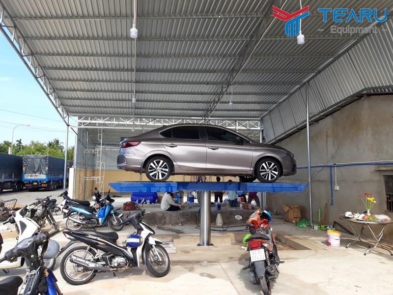 Trưng bày thiết bị và sản phẩm chăm sóc xe hơi