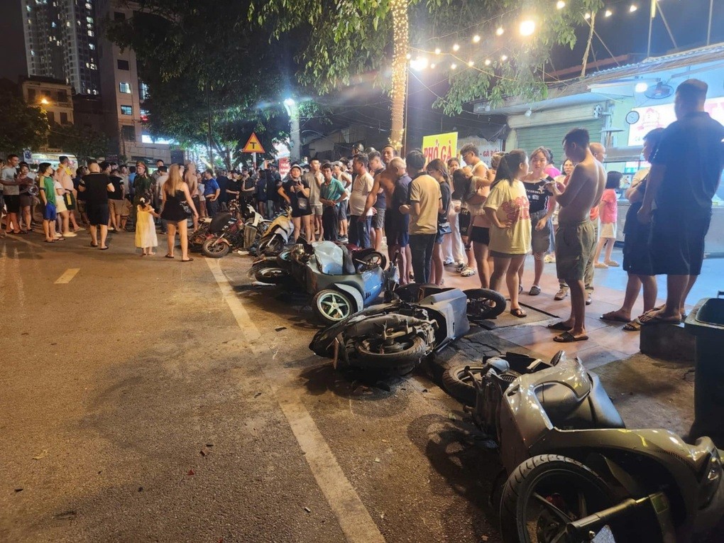 Hiện trường vụ ô tô tông xe máy liên hoàn tại Bắc Ninh với nhiều phương tiện hư hỏng.