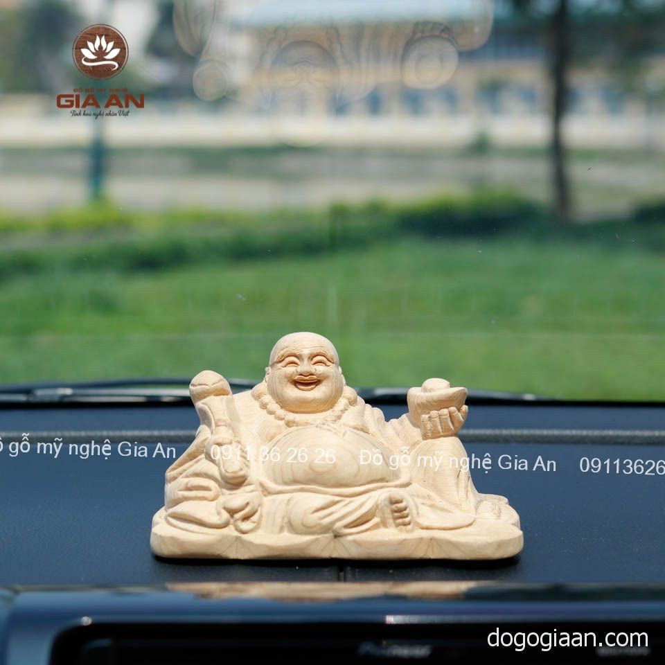 Tượng Di Lặc để xe ô tô gỗ ngọc am đặt trên táp lô xe hơi