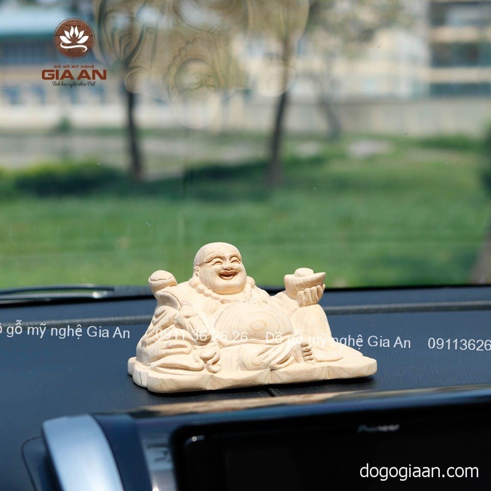 Đường vân gỗ Ngọc Am tự nhiên trên tượng Di Lặc để xe ô tô