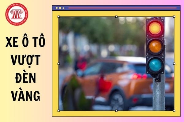 Xe ô tô dừng chờ đèn đỏ sau khi đèn vàng bật sáng