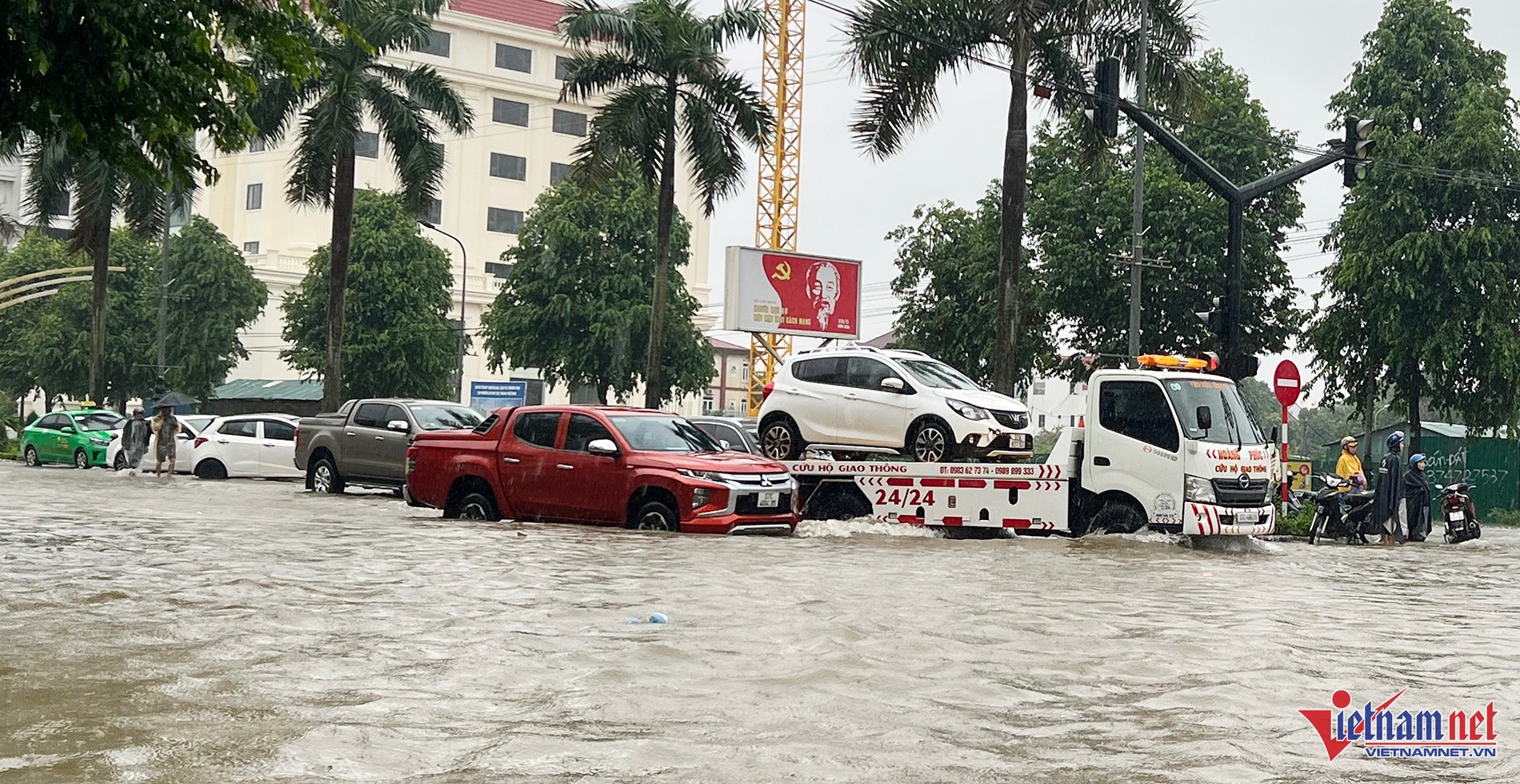 Người dân phải xuống xe đi bộ do ngập lụt nghiêm trọng