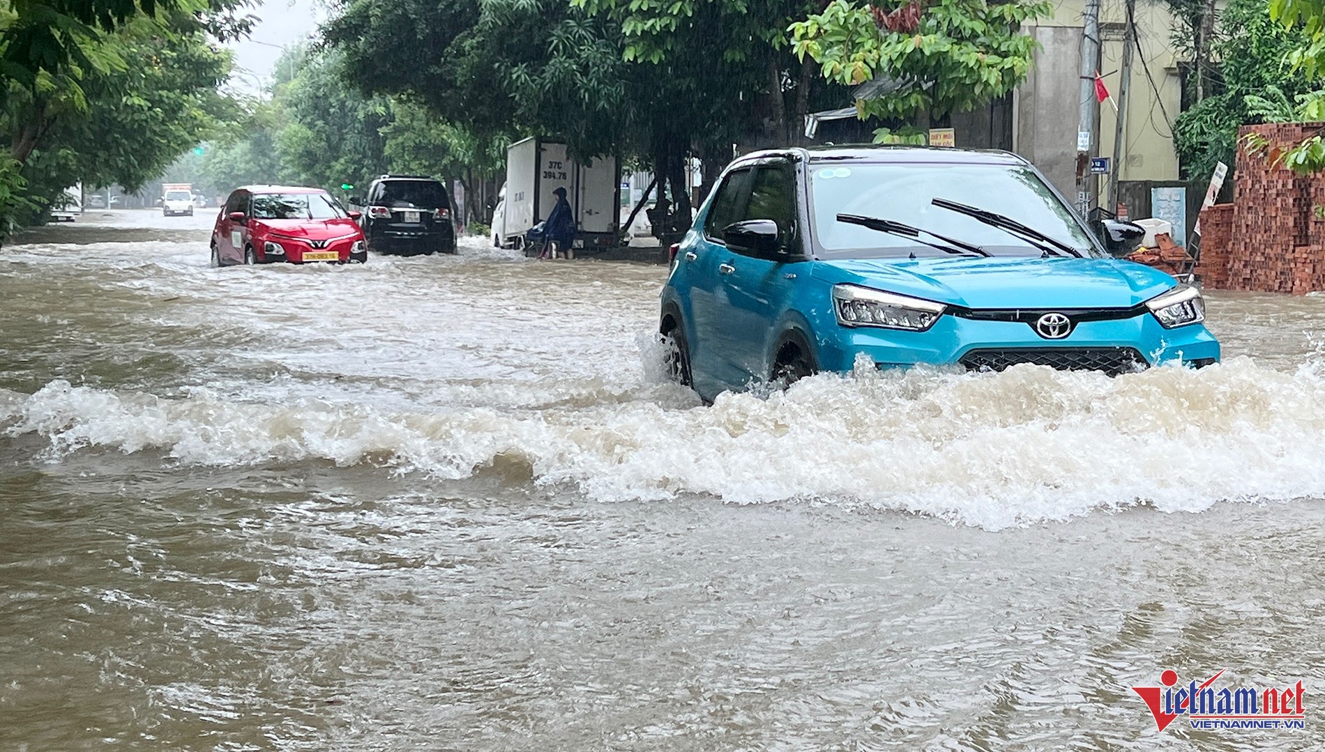 Đường ngập sâu, ô tô và xe máy di chuyển khó khăn ở TP Vinh